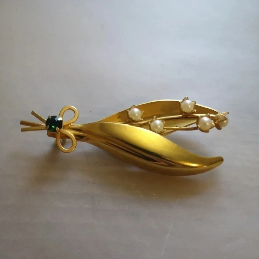 Natural pearl brooch